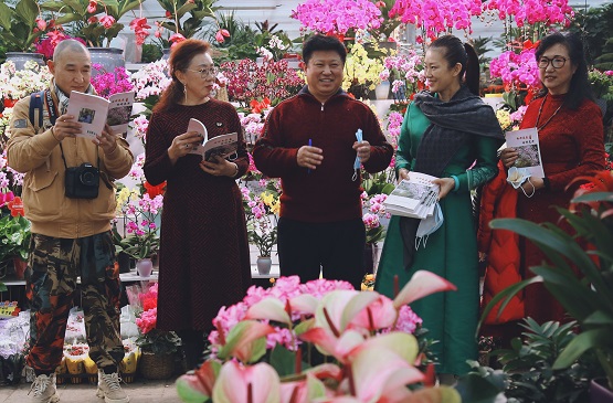 玉泉营花卉市场春天使者迎来爱情诗人南枫的敬意